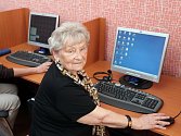 Nový školní rok akademie Život 90 začíná. Na snímku v popředí v internetové kavárně lektorka italštiny Anna Vojtíšková (82 let).