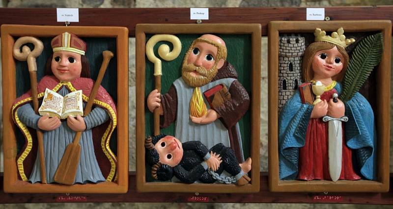 Z výstavy dřevěných reliéfních obrázků světců a patronů s jejich atributy v historickém mázhausu v přízemí Novoměstské radnice v Praze.