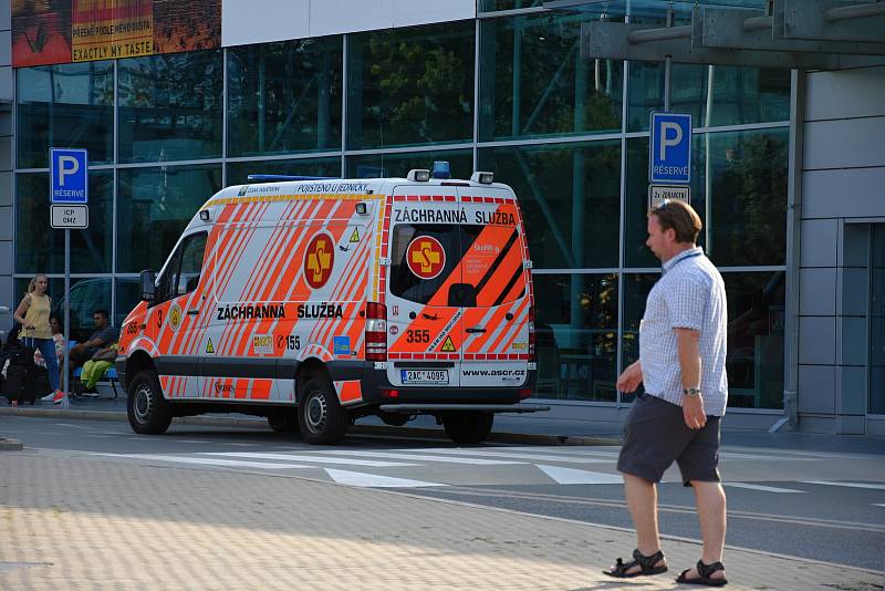 Stálá lékařská služba služba na Letišti Václava Havla Praha, kterou zajišťuje Asociace samaritánů ČR. Na snímku sanitka pro transport pacientů s infekčním onemocněním.