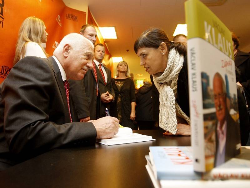 Prezident Václav Klaus podepisuje svou novou knihu