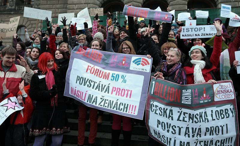 Protest proti násilí na ženách před Národním muzeem