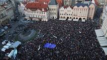 Lidé na Staroměstském náměstí v Praze demonstrují za nezávislost justice kvůli jmenování Marie Benešové ministryní spravedlnosti (6. května 2019).