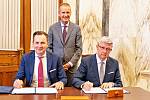 Předseda představenstva koncernu Volkswagen Herbert Diess, místopředseda vlády, ministr Karel Havlíček a předseda představenstva Škoda Auto Thomas Schäfer.