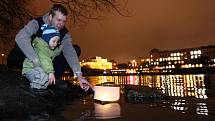 Zakoupením a následně vypuštěním vodního lampionu štěstí na hladinu Vltavy v rámci projektu Řeka štěstí, se symbolicky podpoří děti z dětských domovů v Krompachu, Pís­ku, Dolních Počernicích, Klá­novicích a Korkyni.