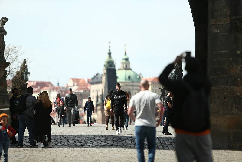 Centrum Prahy v neděli 11. dubna 2021. Lidé často neměli zakryté dýchací cesty respirátorem či alespoň chirurgickou rouškou.