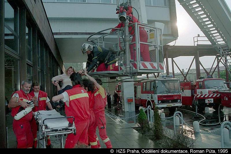 Při požáru pražského hotelu Olympik zemřelo 26. 5. 1995 osm lidí.