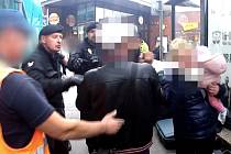 Opilý pár se v Praze na Florenci napadal, žena měla dítě v náruči. Zakročila městská policie.