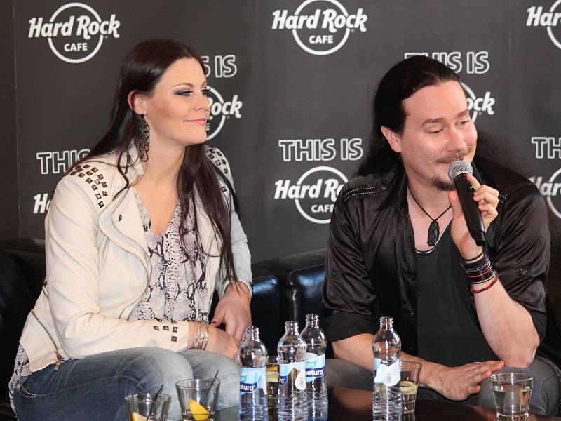 Floor Jansen a Tuomas Holopainen při pouštění nového alba novinářům.