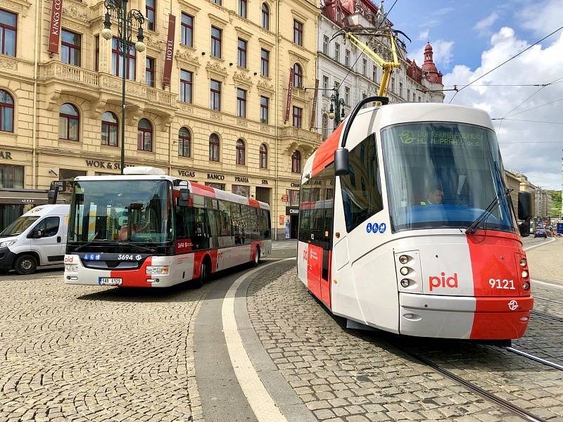 Tramvaj Škoda 14T v nové vizuální šedo-červené podobě Pražské integrované dopravy (PID). První vozem v nových barvách byl autobus značky SOR.