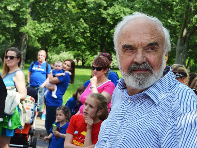 Charitativní Běh pro Paraple se konal v neděli 29. května v Praze v Letenských sadech. Tradičně jej startoval Zdeněk Svěrák a jeho přátelé. Například Karel Šíp nebo spisovatel Petr Šabach.