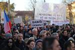 Lidé se chystají na protestní pochod z Hradčanského na Staroměstské náměstí na demonstraci proti Andreji Babišovi (ANO).