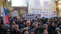 Lidé se chystají na protestní pochod z Hradčanského na Staroměstské náměstí na demonstraci proti Andreji Babišovi (ANO).