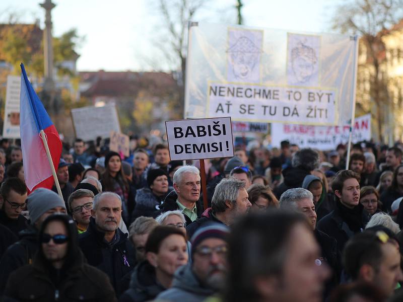 Lidé se chystají na protestní pochod z Hradčanského na Staroměstské náměstí na demonstraci proti Andreji Babišovi (ANO).