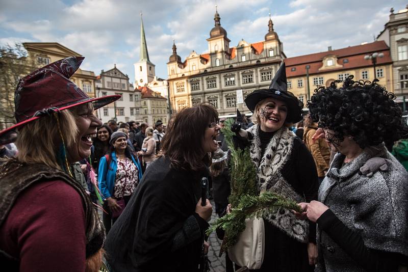 Tradiční pálení čarodějnic probíhalo 30. dubna na mnoha místech ČR, nejinak tradičně na pražské Kampě.