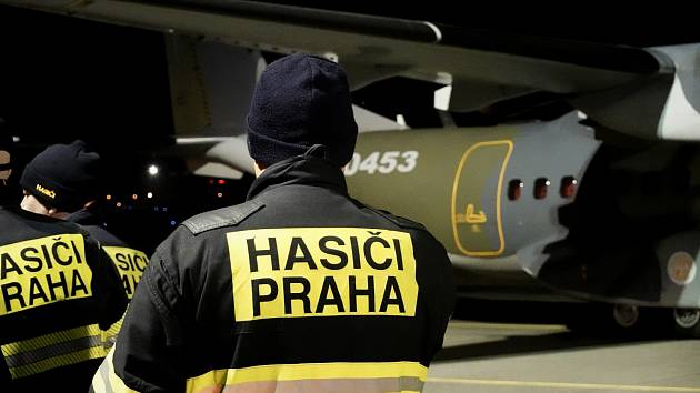 Nakládka potřeb k humanitární pomoci na vojenském letišti Kbely v Praze.