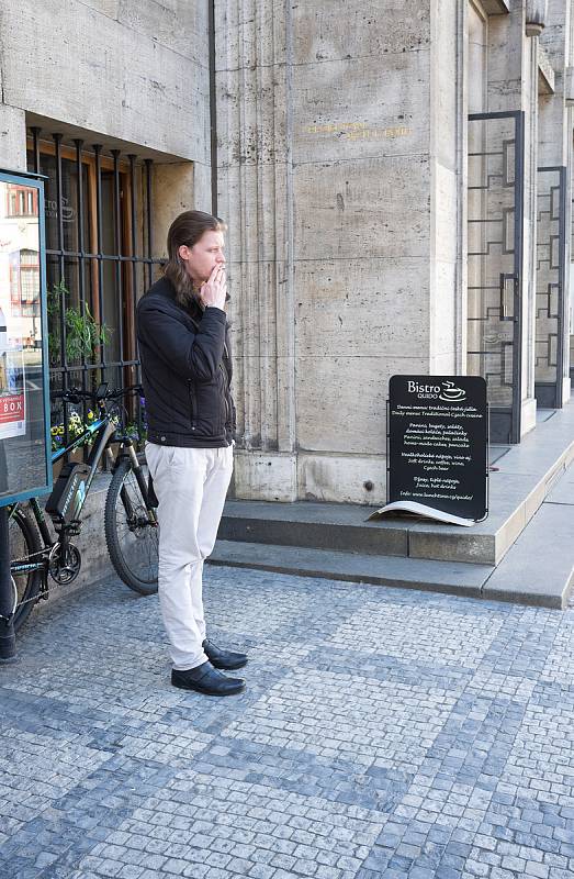 Postávájící kuřácí před hospodami a kavárnami, Národní třída, Staroměstská, Praha 1.6.2017