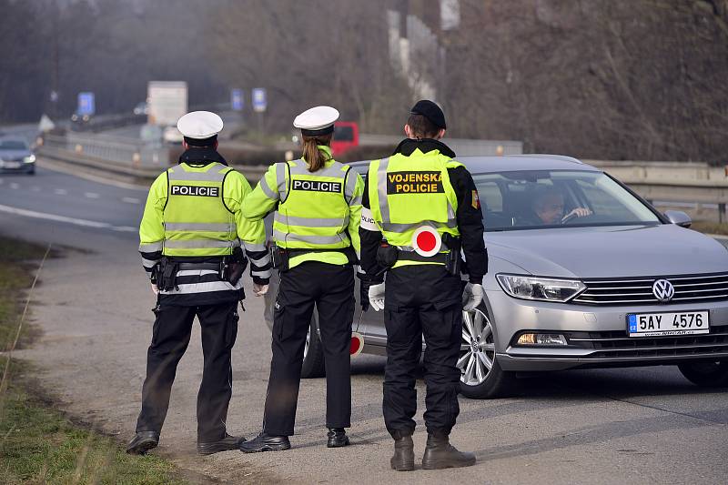 Hlídky policie a vojenské policie při kontrole vozidel 3. března v Praze.