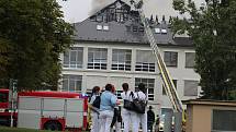 Požár zničil střechu a podkroví pavilonu vojenské nemocnice v Praze.