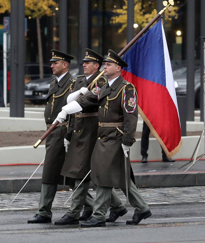 Slavnostní přehlídka u příležitosti oslav 100 let od založení Československa.