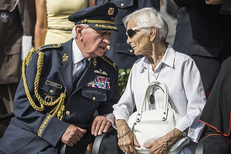 Spitfire ozdobil v pátek pražské Hradčanské náměstí na připomínku 70. výročí návratu československých letců do vlasti. 