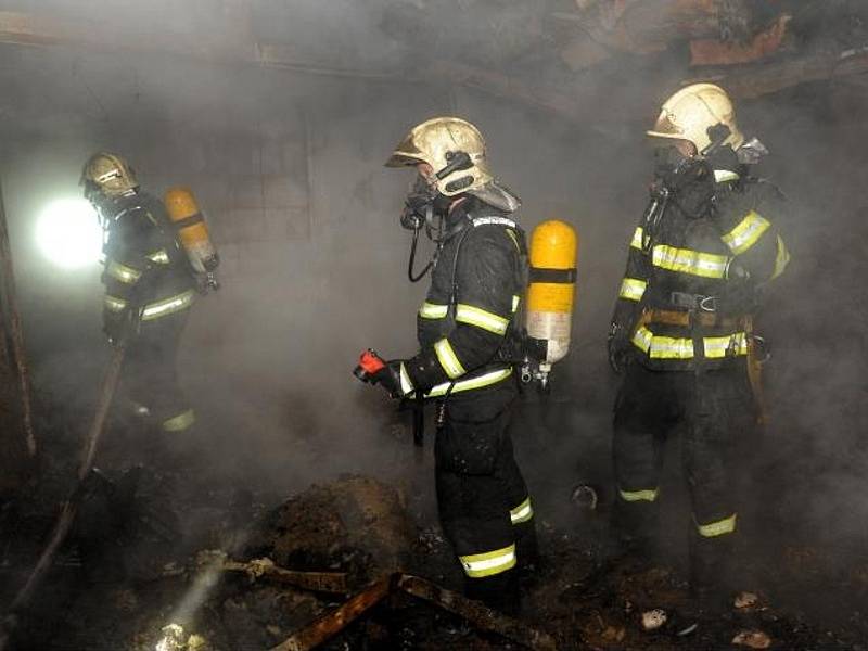 Při požáru plechového skladu v Malešické ulici v Praze 3 uhořeli dva bezdomovci.