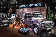 Představení výstavy Bond in Motion novinářům. Instalace s více než 70 vozy a technikou z filmů o Jamesi Bondovi.