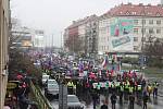 Protestní průvod k budově České televize 17. listopadu 2022.