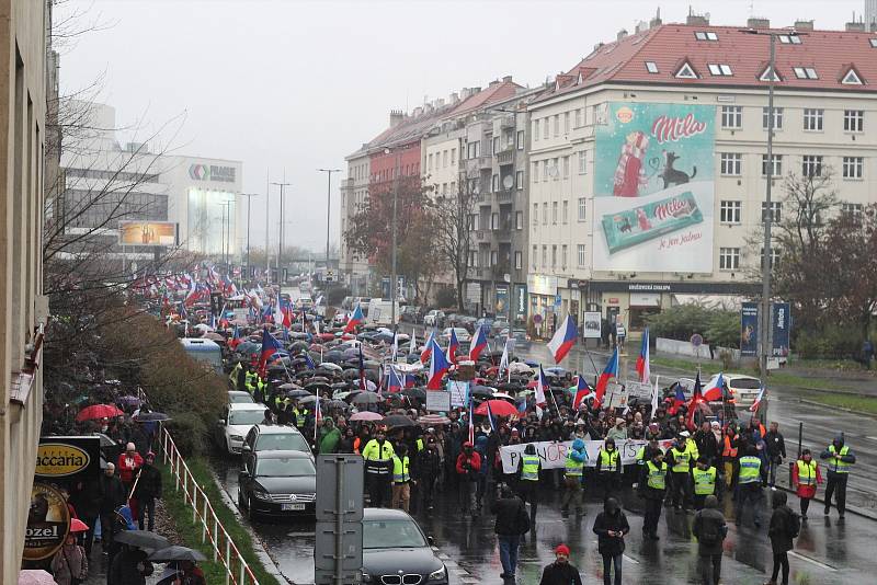 Protestní průvod k budově České televize 17. listopadu 2022.