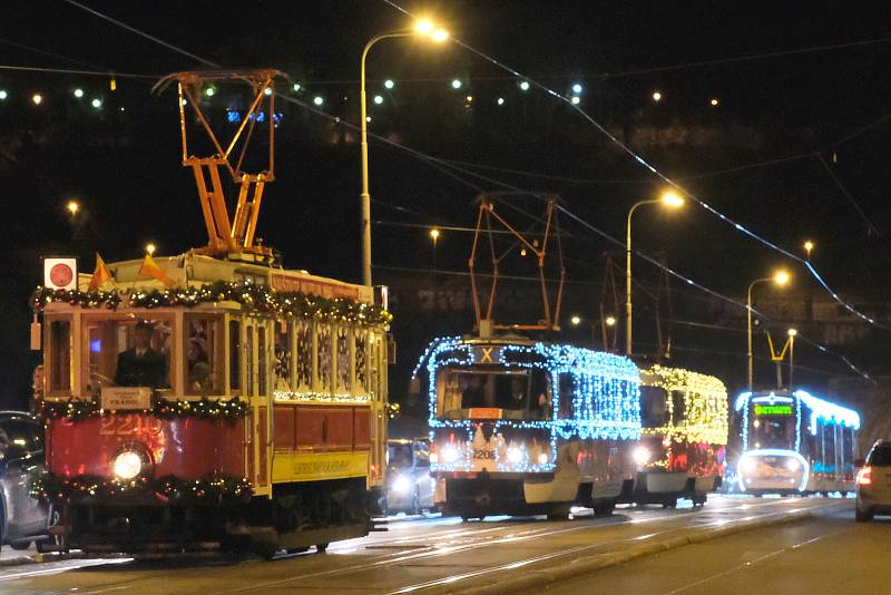 Vánoční Staroměstské náměstí a vyzdobené tramvaje.