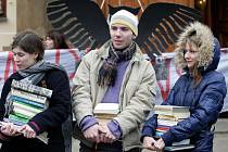 Happening nazvaný Vážíme si vzdělání – proti vysokoškolským reformám se konal ve čtvrtek 23.února u Lichtenštejnského paláce na Praze 1.