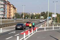 Nová dopravní opatření v okolí Vltavské rozproudila diskuzi o bezpečnosti.