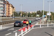 Nová dopravní opatření v okolí Vltavské rozproudila diskuzi o bezpečnosti.