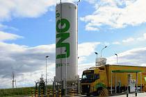 Nová plnicí stanice zkapalněného zemního plynu LNG do nádrží tahačů kamionů s nepřetržitým bezobslužným provozem společnosti GasNet u Klecan na Praze-východ.