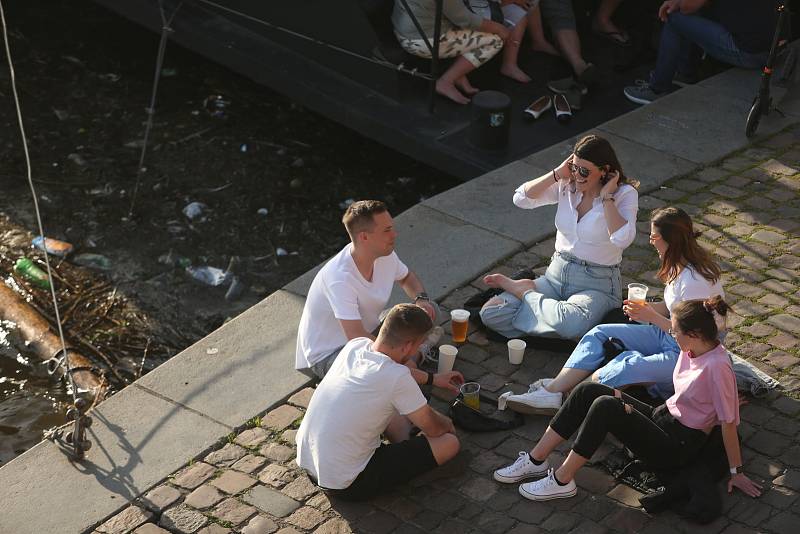 Rozvolnění protiepidemických opatření a letní počasí byly v pondělí kombinací, která vyhnala do ulic stovky Pražanů. S redakčním objektivem jsme navštívili náplavku u Palackého náměstí.