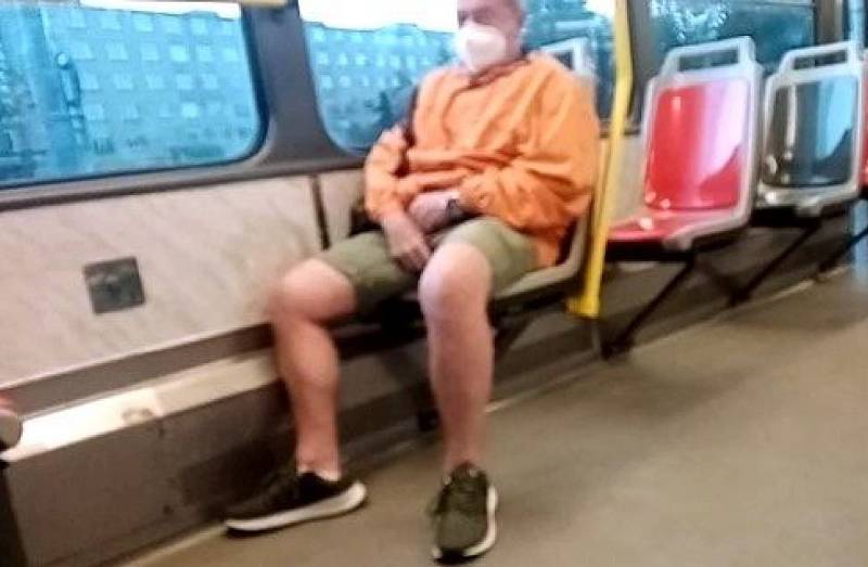 Muž onanoval v tramvaji před nezletilou dívkou.