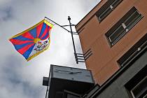 Na budově Úřadu městské části Praha 2 vlaje tibetská vlajka. Dvojka tak symbolicky podporuje Tibet.