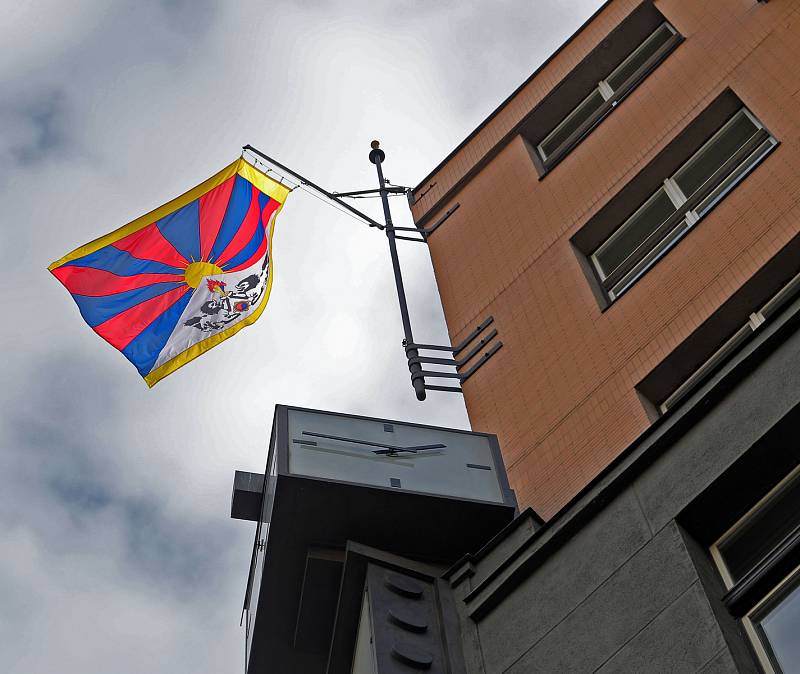 Na budově Úřadu městské části Praha 2 vlaje tibetská vlajka. Dvojka tak symbolicky podporuje Tibet.