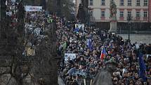 Protestní pochod Prahou proti premiérovi Andreji Babišovi (ANO) se konal 17. listopadu. Na snímku prochází přes Karlův most.