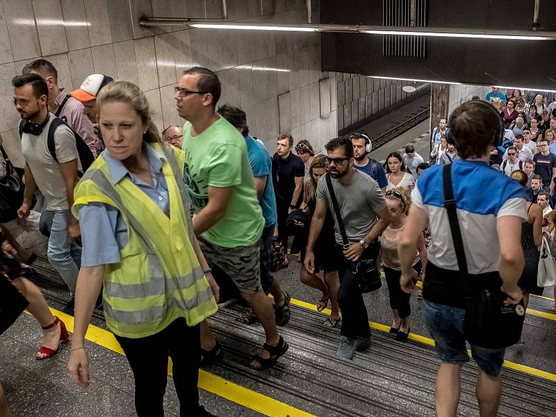 Situace ve špičce na stanici metra Pražského povstání kvůli výluce na trase metra C 2. července 2019.