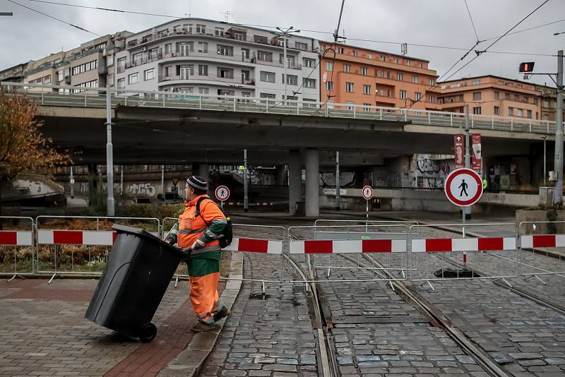 Situace okolo mostu u metra Vltavská 24. října ráno v Praze. TSK most, pod kterým jezdí tramvaje a chodí lidé, uzavřelo z důvodu špatného stavu.