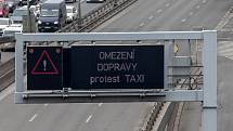 Protestní jízda taxikářů centrem Prahy 8. února.