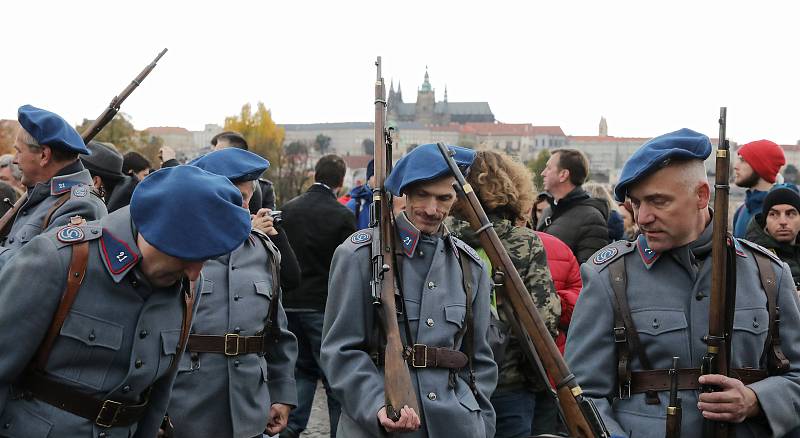 Sokolský Pochod pro republiku ke stému výročí založení Československa vyrazil z pražské Kampy na Václavské náměstí.