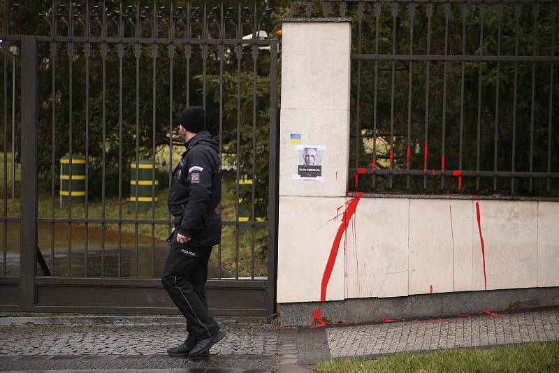 Z občanského shromáždění u ruské ambasády v Korunovační ulici v Praze.