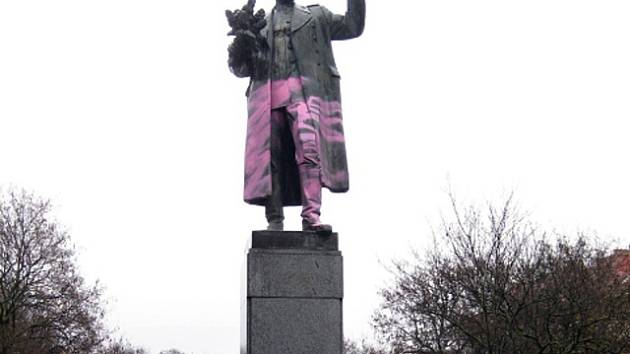 Sochu maršála Koněva v Praze 6 někdo nastříkal růžovou barvou.