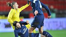 Markéta Ringelová padá po střetu s jednou z fotbalistek Arsenalu. 