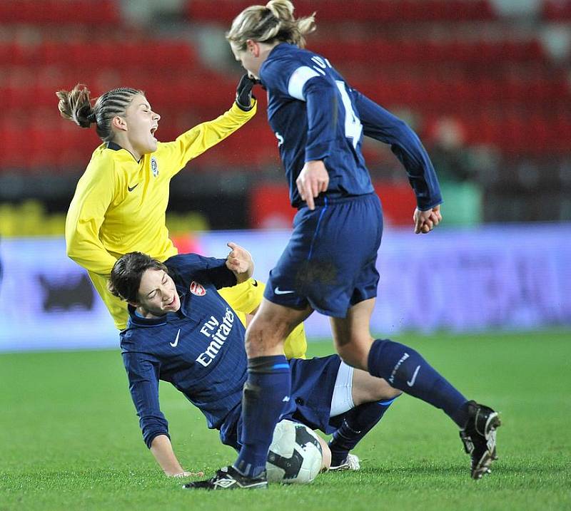 Markéta Ringelová padá po střetu s jednou z fotbalistek Arsenalu. 