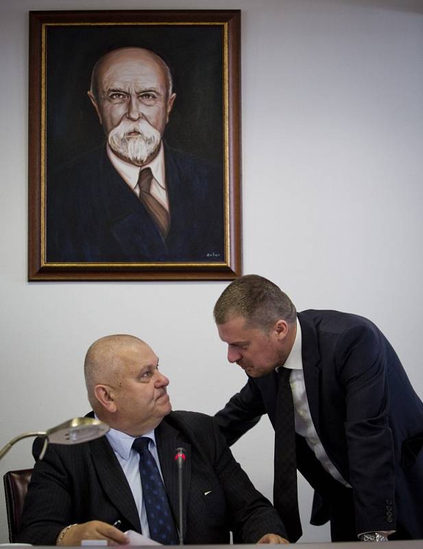 Novým středočeským hejtmanem se v pátek 27. června 2014 stal šéf krajské ČSSD Miloš Petera. Rozhodli o tom krajští zastupitelé.