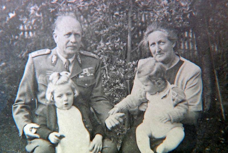 František Vejmelka s manželkou a vnoučaty.