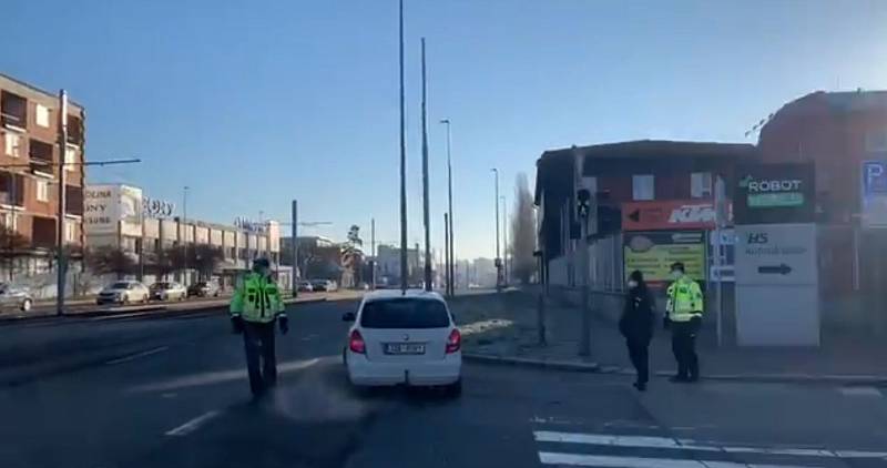 Policie hlídkovala před areálem blešího trhu ve Vysočanech.