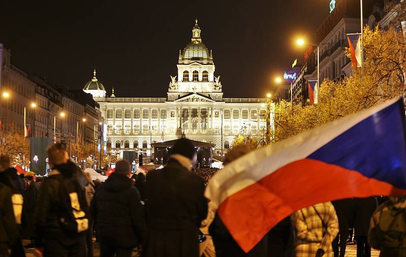 Oslavy 17. listopadu na Václavském náměstí a Národní třídě.